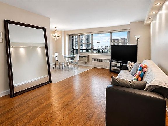 4th image of 2915 W 5th St APT 7D