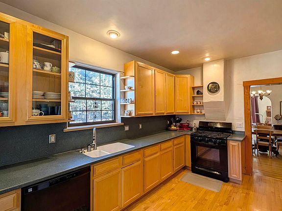 5th image of 511 N Black St