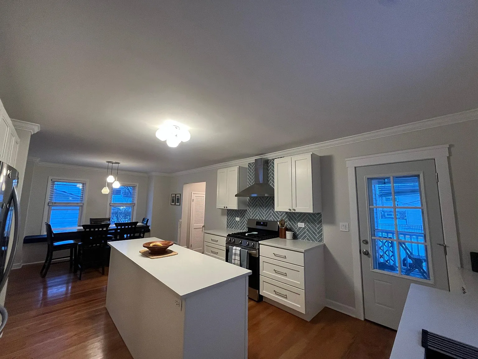 3 bed, 2201 sqft, $3,900 — Photo 4