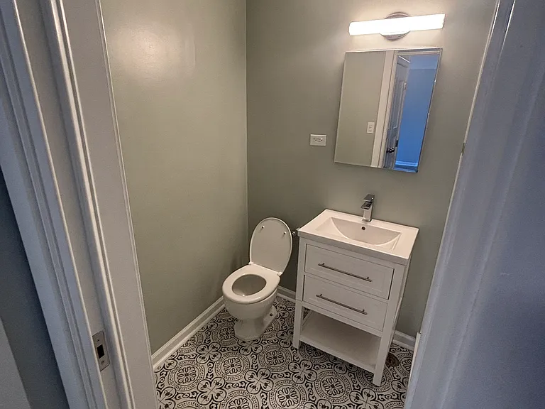 708 W Bittersweet Pl #611 — Photo 5