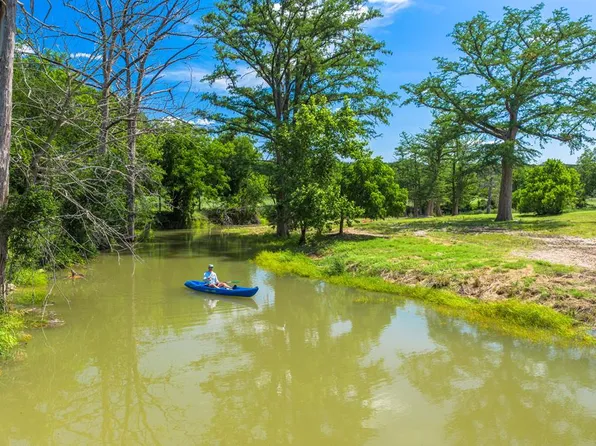 228 Verde Creek Dr, Center Point, TX 78010