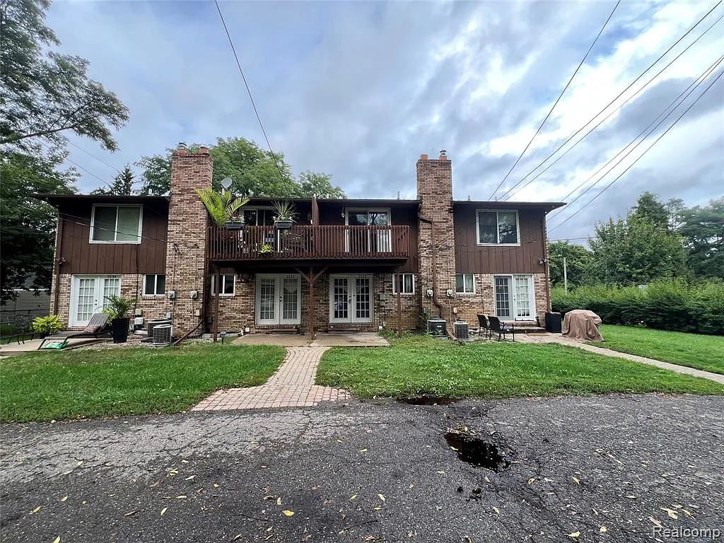 2 bed, 1.5 bath, 1200 sqft, $1,700 — Photo 2