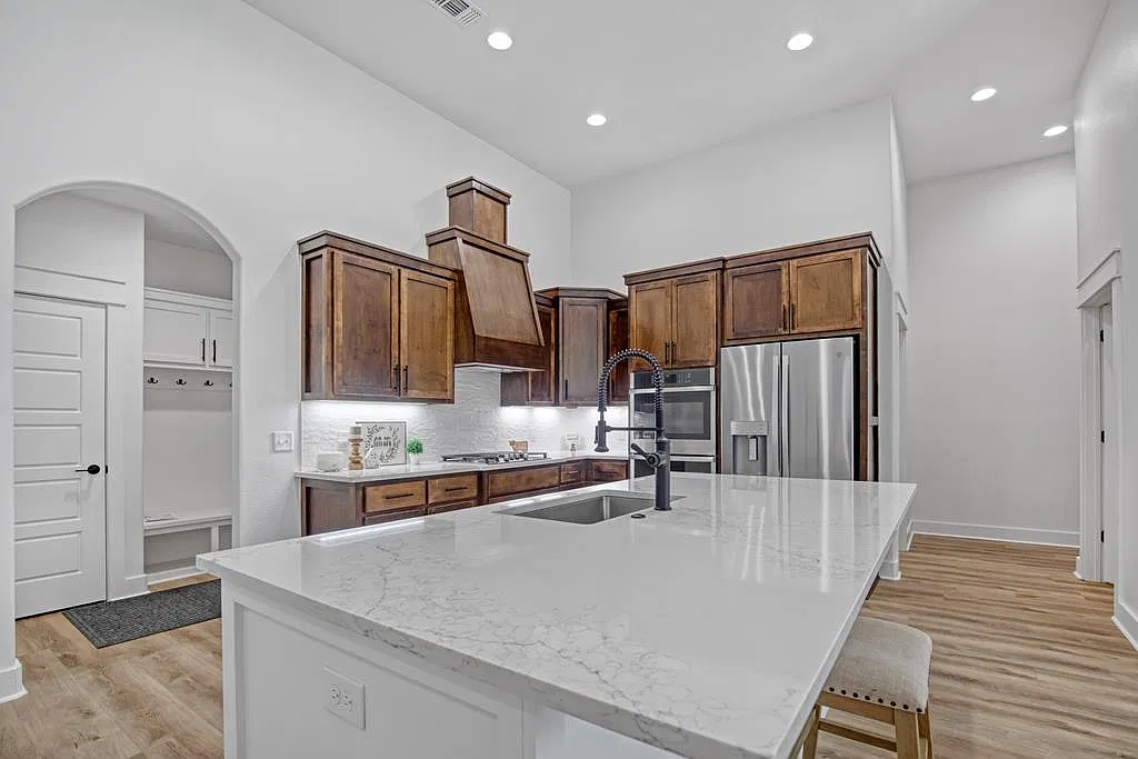 3 bed, 2.0 bath, 1883 sqft, $3,150 — Photo 3