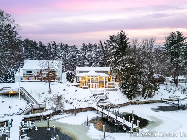 18941 N Fruitport Rd, Spring Lake, MI 49456