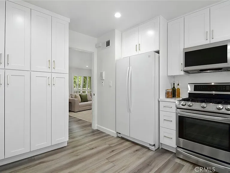 5255 Coldwater Canyon Ave #E — Photo 9