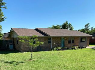 818 C St, Arapaho, OK 73620