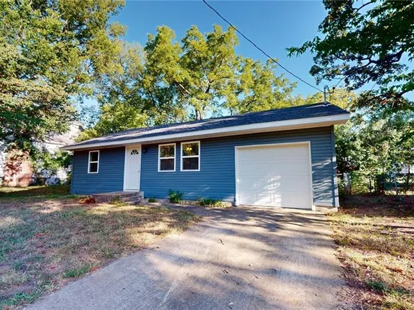 215 E Sycamore St, Nevada, MO 64772