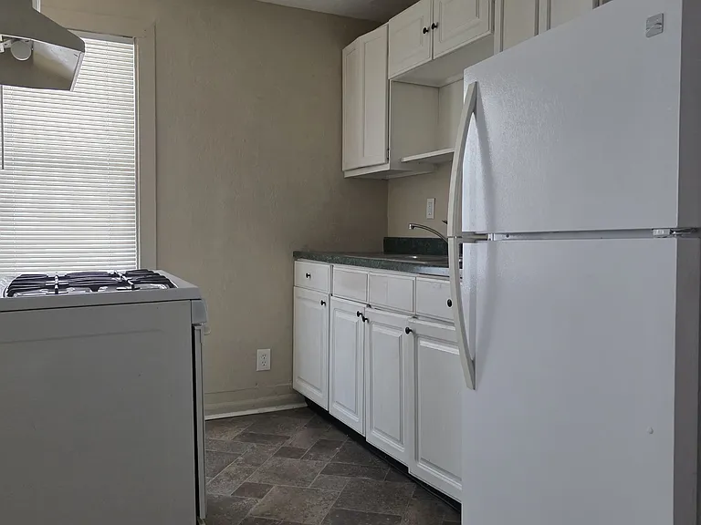 241 Memorial Pkwy #2 — Photo 6