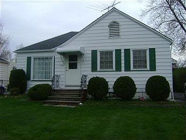 1st image of 1551 Longwood Dr