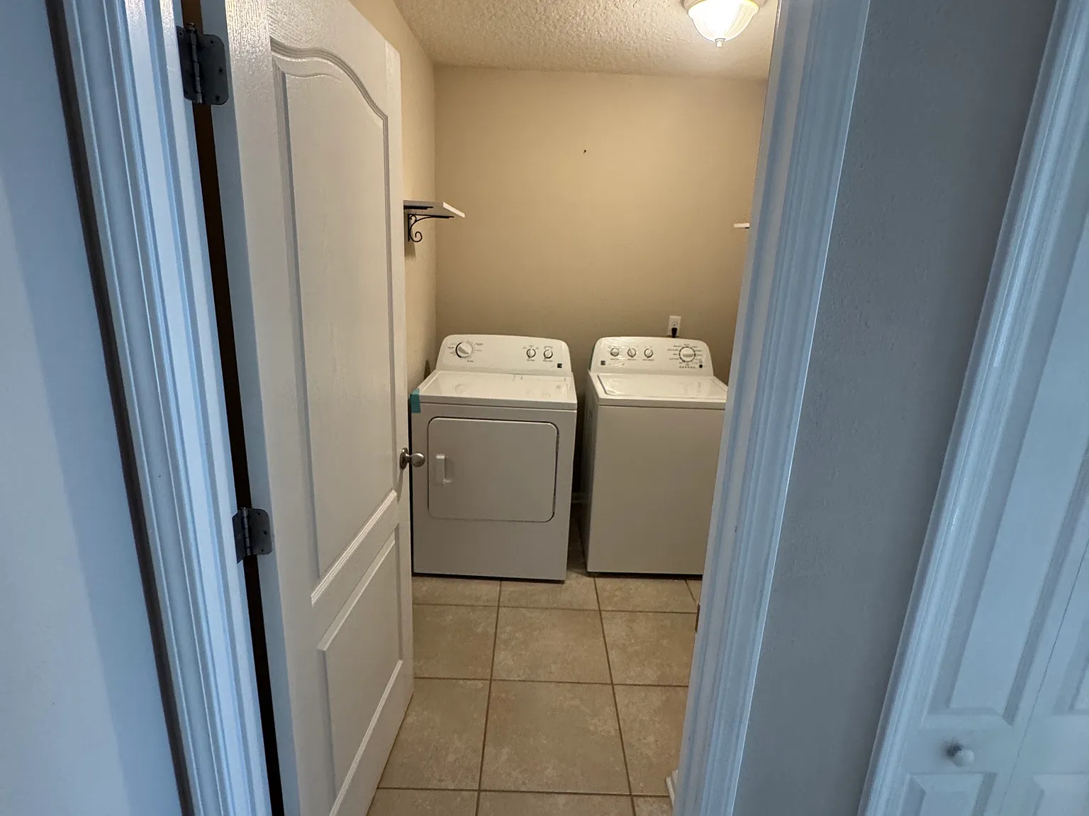 4 bed, 2.5 bath, 2220 sqft, $2,500 — Photo 2