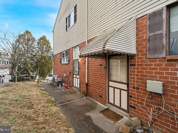 2nd image of 1552 Stoney Ln #B