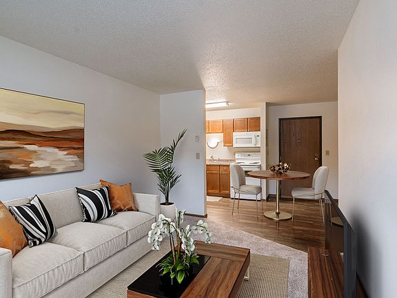 Fargo, ND Parkwood East and West Apartments | Living
