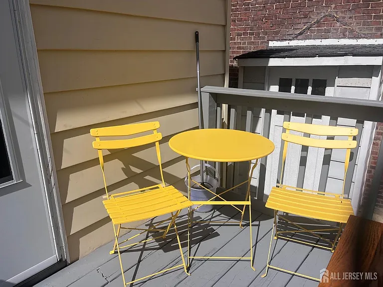 578 Main St — Photo 2