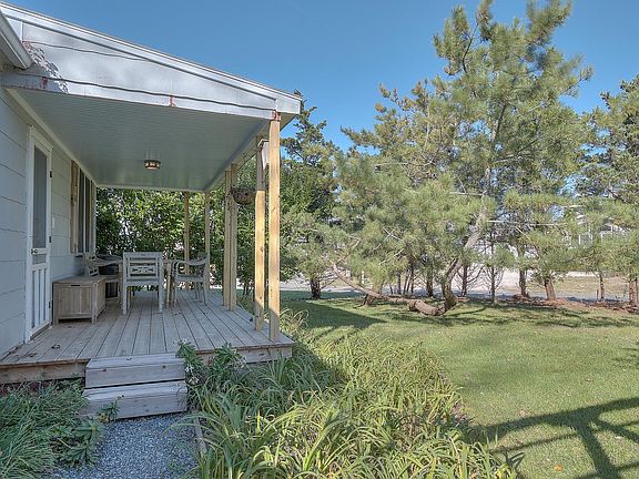 3rd image of 1 Peconic Cres