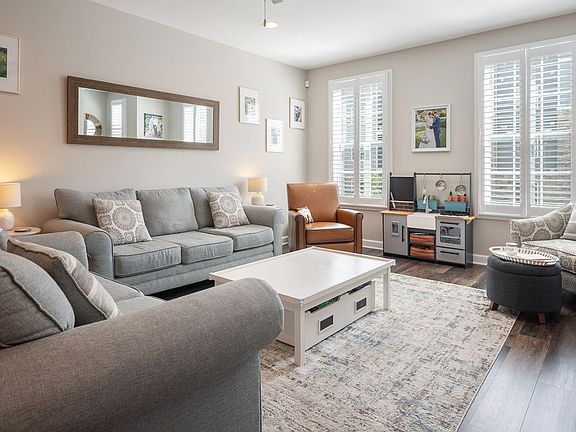 Living room: 9' ceilings