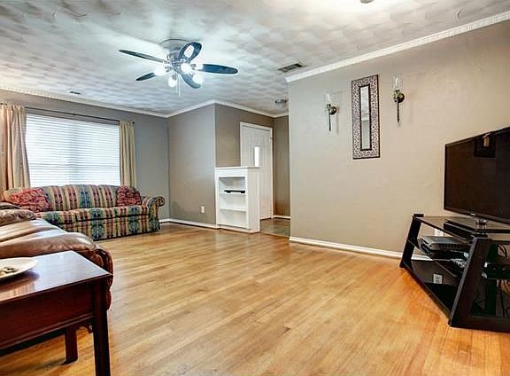 3rd image of 4527 Live Oak Dr