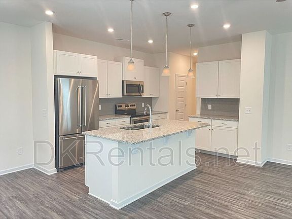 4th image of 220 Centennial Cir