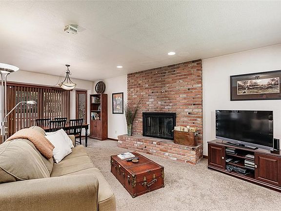 5th image of 222 Birchwood Dr