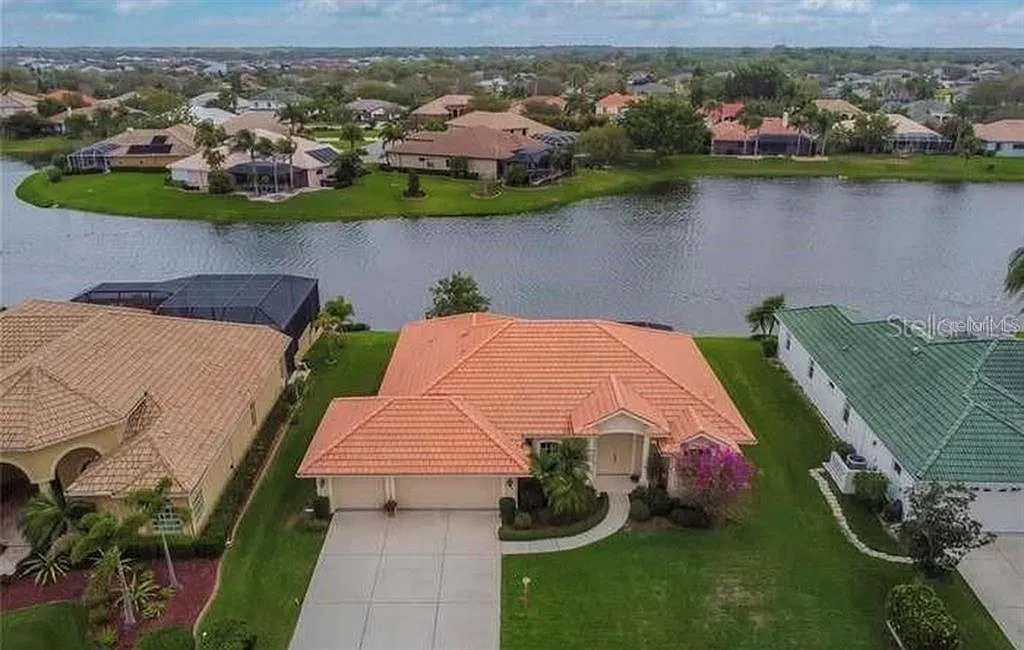 3 bed, 2.0 bath, 1987 sqft, $3,150 — Photo 2
