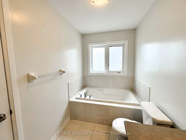 186 Parkinson Cres — Photo 12