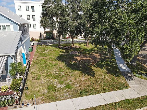 Over sized downtown lot