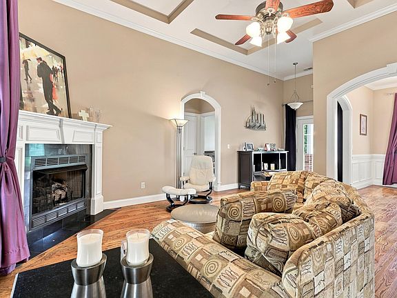5th image of 608 Mandeville Dr