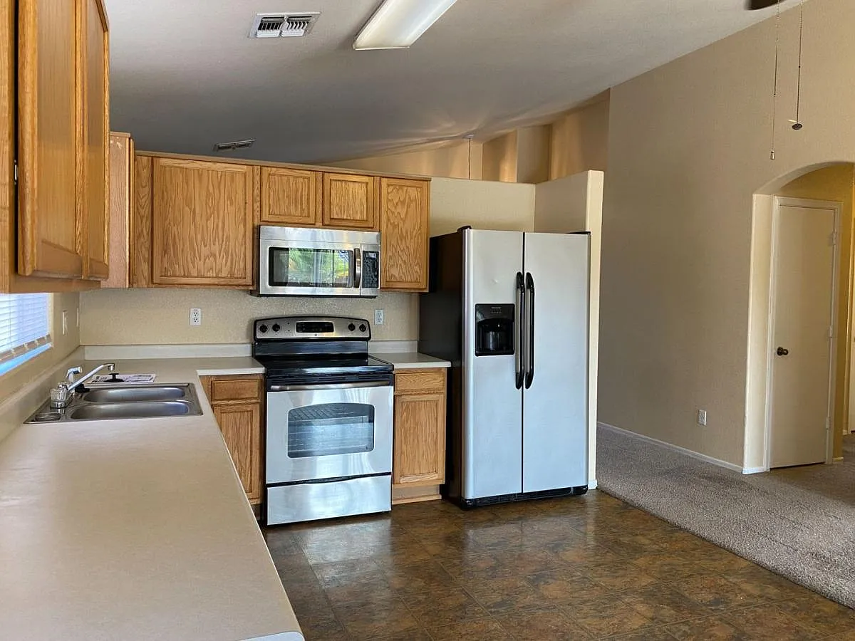 4 Bedroom , 2 Bath, Corner Lot — Photo 3