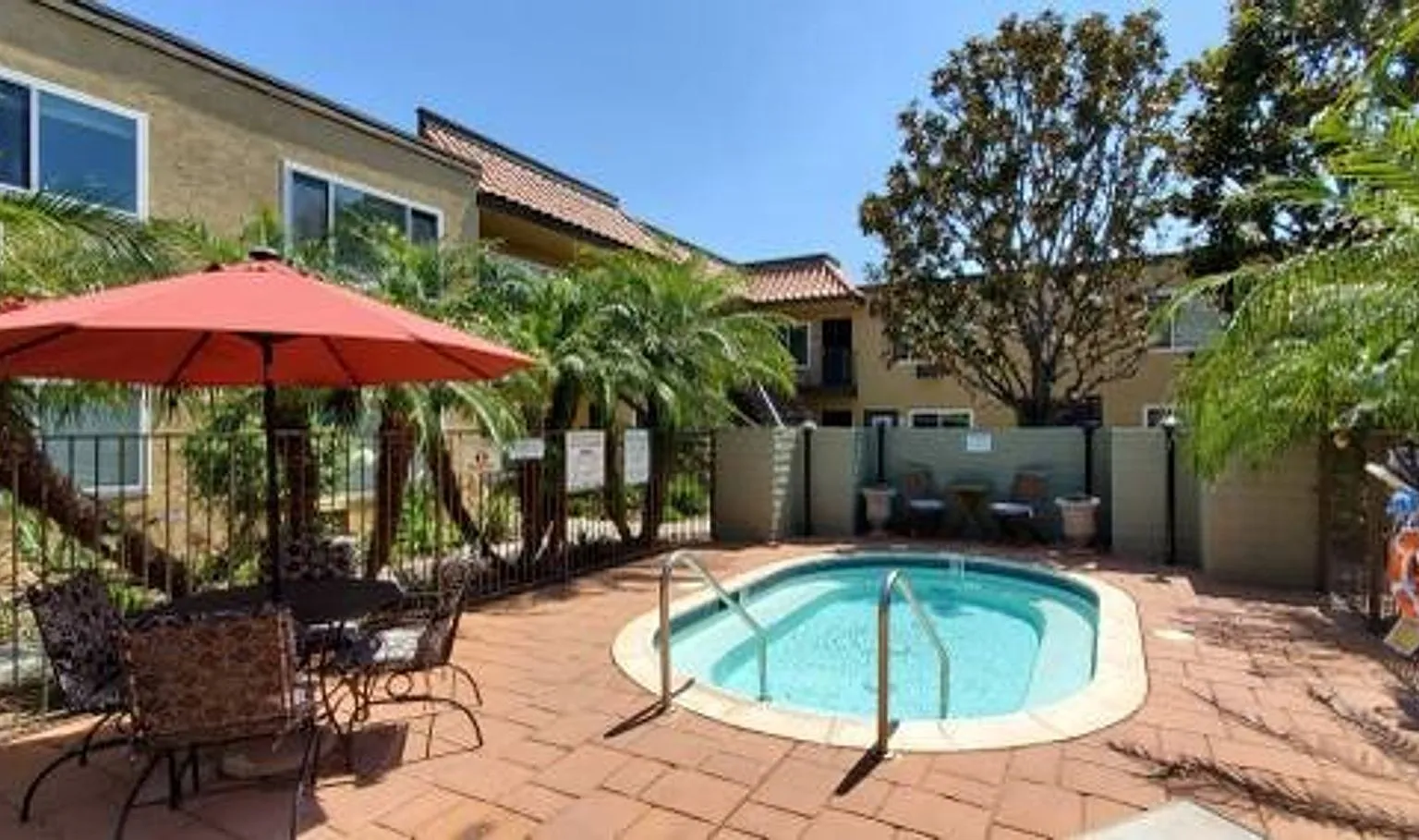 Landmark Gardens Apartments — Photo 3