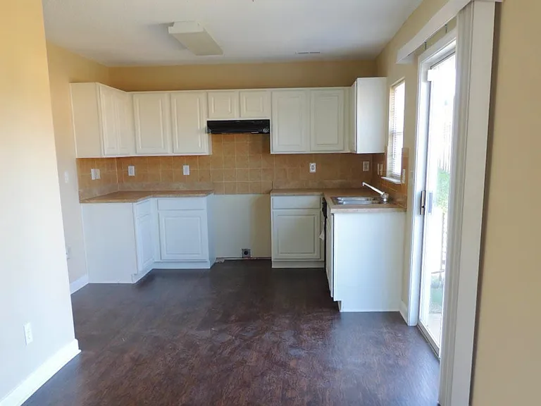 917 Redford Ln — Photo 7
