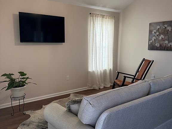 4th image of 808 Robinson Dr