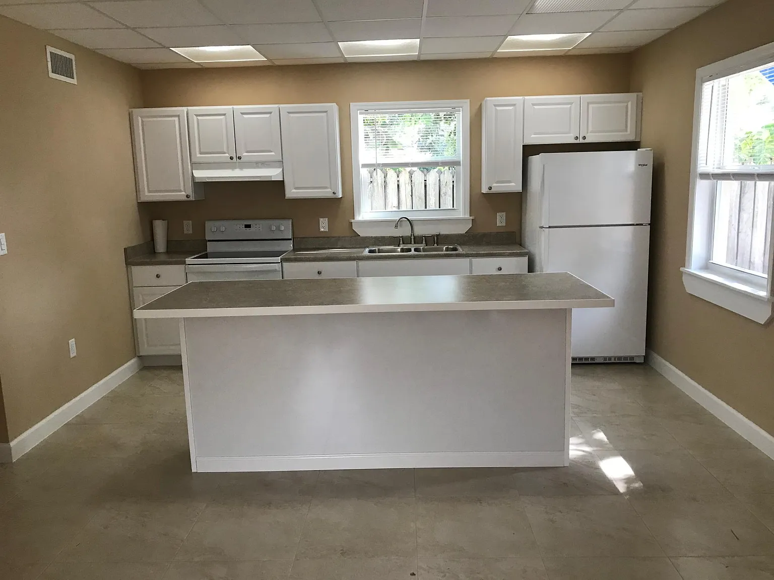 2 bed, 900 sqft, $2,600 — Photo 2