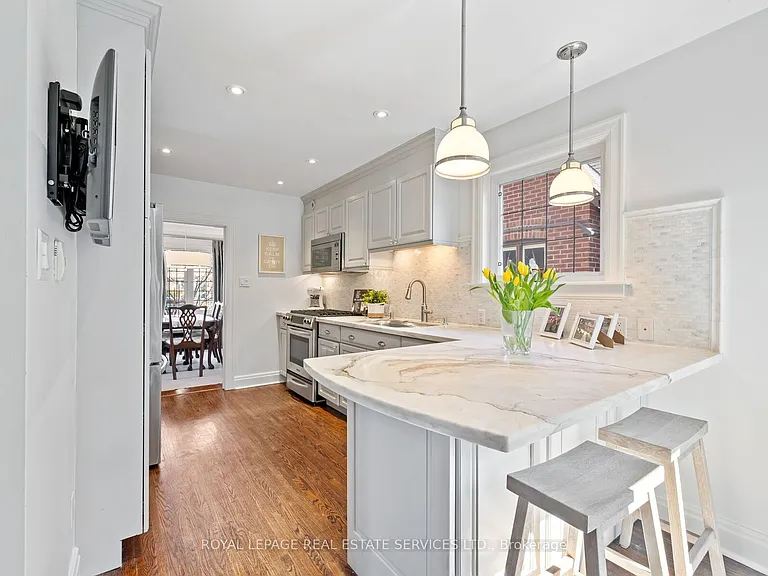 60 Thompson Ave — Photo 14