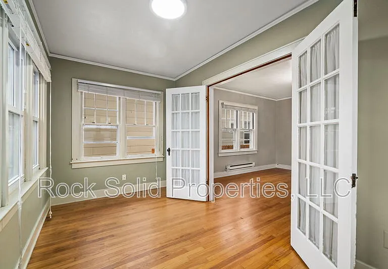 316 E 20th St — Photo 9