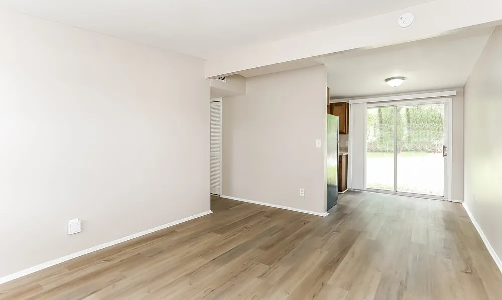 3 bed, 1.5 bath, 888 sqft, $1,385 — Photo 3