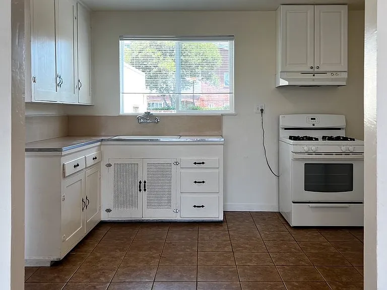 805 California Blvd — Photo 18