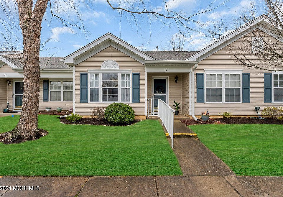 1st image of 32 Golden Willows Avenue #1000