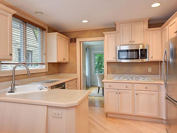 Modern kitchen with dishwasher & gas cooktop