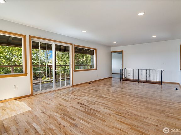 4th image of 1127 Perry Avenue