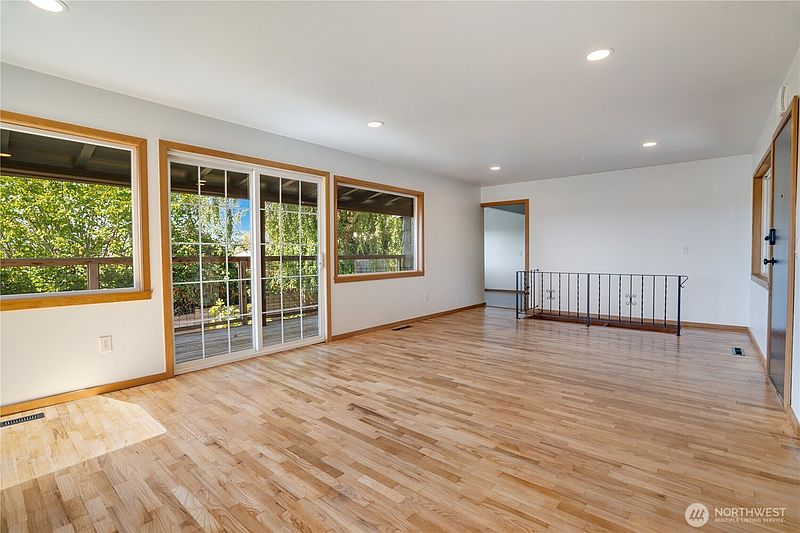 4th image of 1127 Perry Avenue
