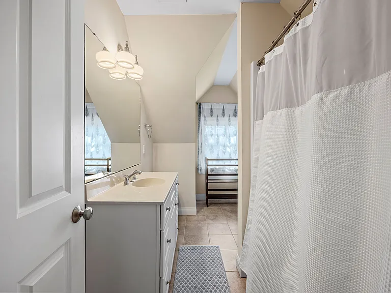 Third floor full bathroom