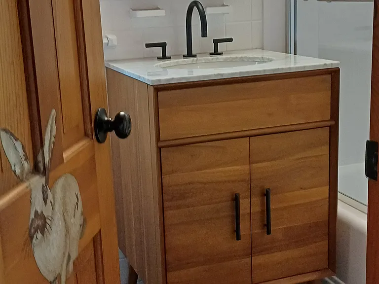 Full bath, 1st floor.