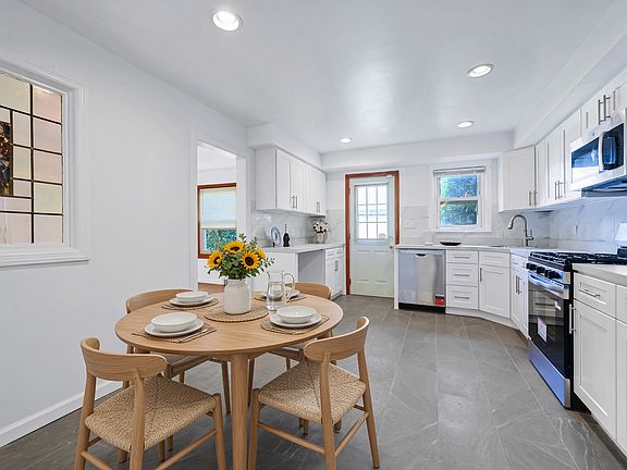4th image of 121 Manhasset Ave
