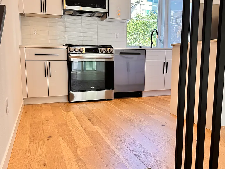 2344 Franklin Ave E — Photo 21