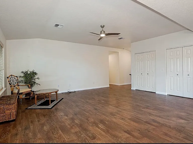 1384 Abby Ln — Photo 2
