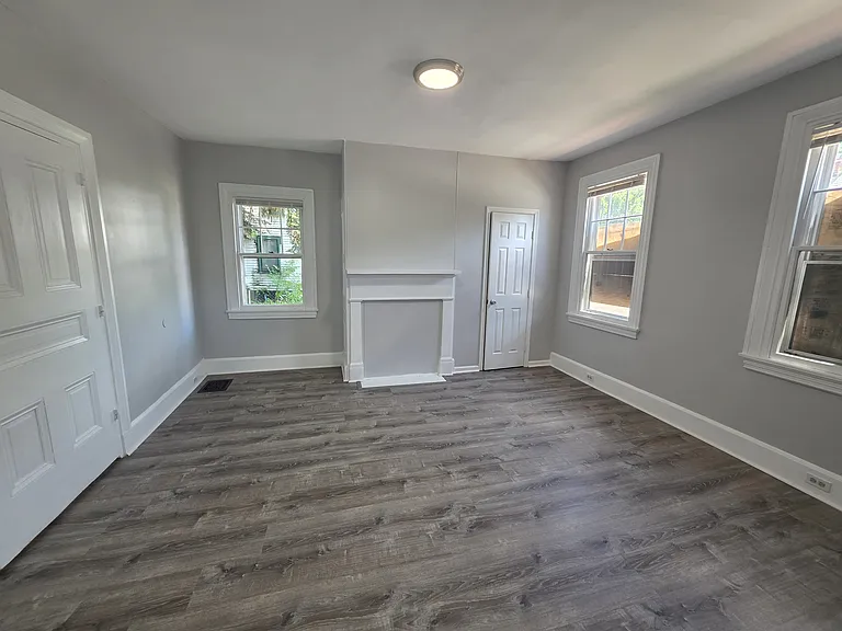 277 E Broadway — Photo 5