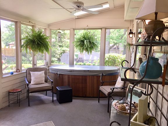 Screened porch w/hot tub