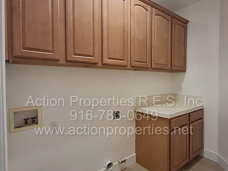6145 Crater Lake Dr — Photo 50