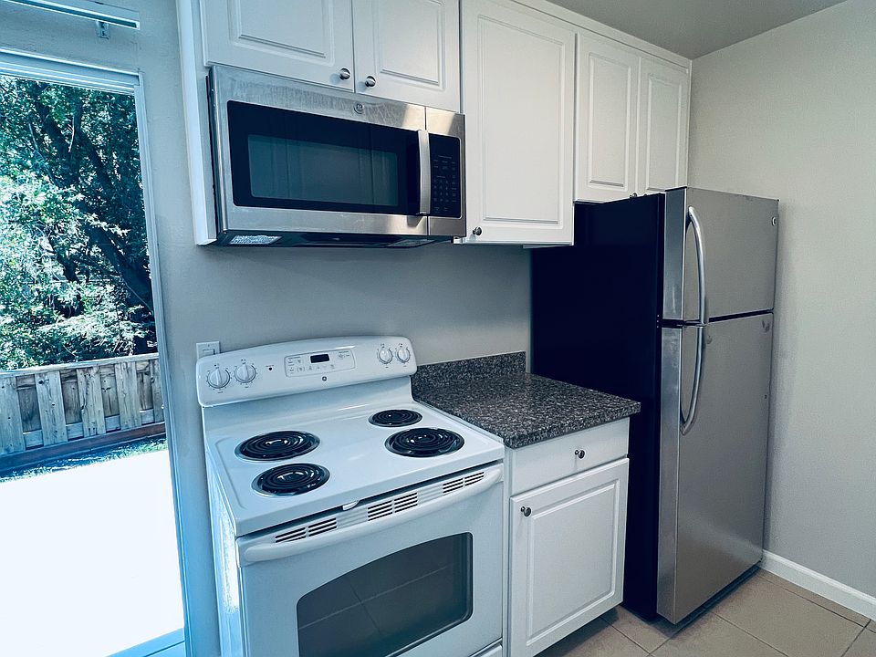 1st image of 2084 Ascot Dr Unit 1