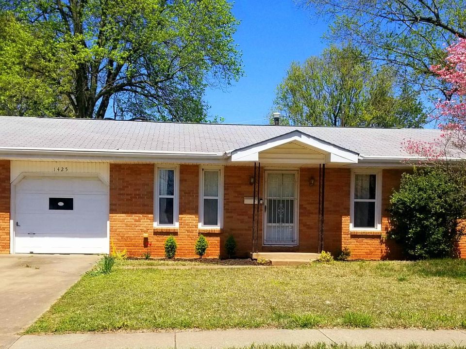 Front yard, quiet neighborhood