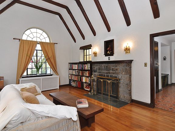 5th image of 154 Kneeland Ave